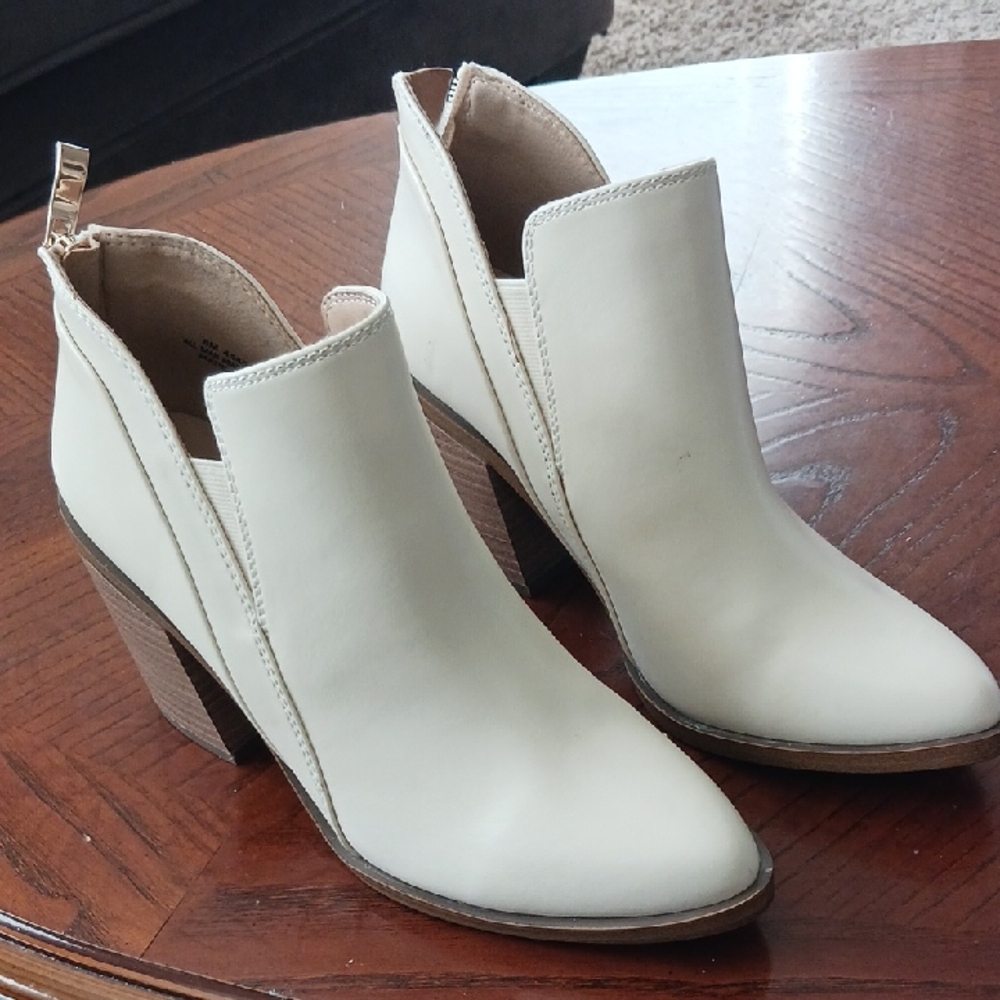 Versona Off-White Ankle Boots